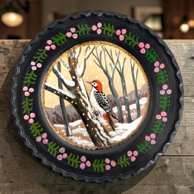 Farfurie decorativa ceramica neagra Marginea - Pictata manual cu ciocanitoare si peisaj de iarna, 24 cm - Img 2