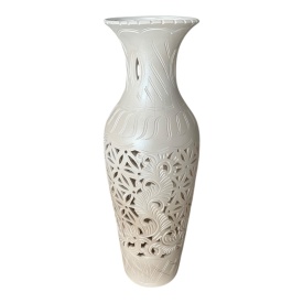 Vaza ceramica perforata inalta 67 cm alba, decoratiune eleganta cu efect decorativ de lumina pentru living, hol si spatii comerciale