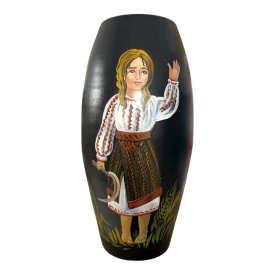 Vază ceramică pictată manual 30 cm – țărancă în haine tradiționale la munca câmpului