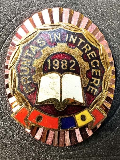 Insignă „Fruntaș în întrecere” - 1982 – RSR