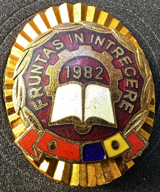 Insignă „Fruntaș în întrecere” - 1982 – RSR