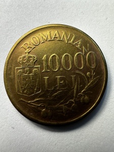 Tablou elegant, dimensiuni 14.8 x 19.8 cm, ce conține o monedă autentică de 10.000 Lei, emisă în anul 1947, din perioada domniei Regelui Mihai I al României (1940–1947). - Img 3