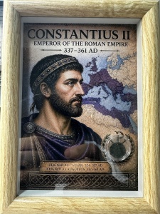 Tablou elegant, dimensiuni 14.8x 19.8 cm, ce conține o monedă autentică din timpul împăratului roman CONSTANTIUS II ( 337-361 ) prezentată într-un design artistic inspirat din stilul roman antic.
