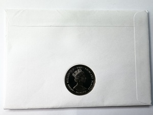 Falkland Islands 50 Pence 2001 – Plic FDC „Her Majesty The Queen’s Golden Jubilee” cu monedă comemorativă și timbru prima zi (Isle of Man) - Img 2