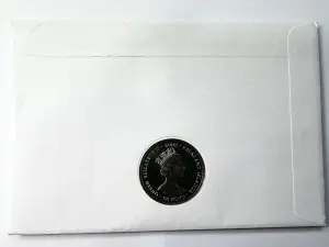 Falkland Islands 50 Pence 2001 – Plic FDC „Her Majesty The Queen’s Golden Jubilee” cu monedă comemorativă și timbru prima zi (Isle of Man) - Img 2