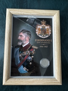 Tablou elegant, dimensiuni 14.8 x 19.8 cm, ce conține o monedă autentică de 1 Leu, emisă în anul 1924 în timpul domniei Regelui Ferdinand I (1914–1927).