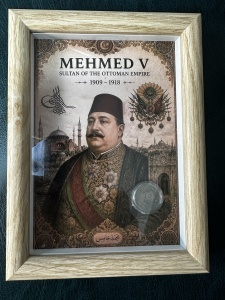 Tablou elegant, dimensiuni 14.8 x 19.8 cm, ce conține o monedă autentică otomană de 20 Para, emisă în anul 1327 (1909) în timpul domniei Sultanului Mehmed V (1909–1918).