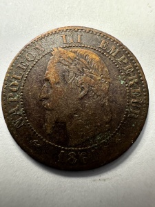 Tablou elegant, dimensiuni 14.8 x 19.8 cm, ce conține o monedă autentică franceză de 2 Centimes, emisă în anul 1861 în timpul domniei împăratului Napoleon III (1852–1870). - Img 2