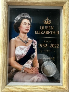 Tablou elegant, dimensiuni 14.8 x 19.8 cm, ce conține o monedă autentică din perioada reginei Queen Elisabeth II .