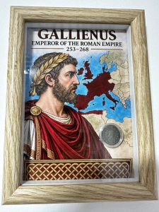 Tablou elegant, dimensiuni 14.8 x 19.8 cm, ce conține o monedă autentică din timpul împăratului roman GALLIENUS ( 253-268 ) prezentată într-un design artistic inspirat din stilul roman antic.