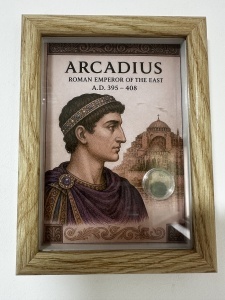 Tablou elegant, dimensiuni 14.8x 19.8 cm, ce conține o monedă autentică din timpul împăratului roman ARCADIUS ( 395-408 ) prezentată într-un design artistic inspirat din stilul roman antic.
