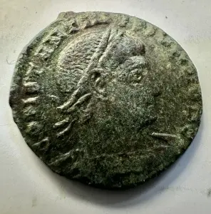 Tablou elegant, dimensiuni 14.8x 19.8 cm, ce conține o monedă autentică din timpul împăratului roman CONSTANTIUS II ( 337-361 ) prezentată într-un design artistic inspirat din stilul roman antic. - Img 2