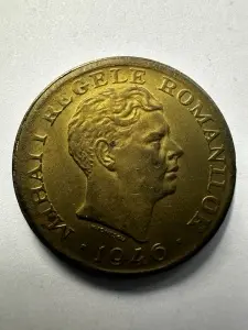 Tablou elegant, dimensiuni 14.8 x 19.8 cm, ce conține o monedă autentică de 2000 Lei emisă în anul 1946, în timpul domniei Regelui Mihai I al României (1940–1947). - Img 2