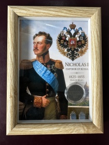 Tablou elegant, dimensiuni 14.8 x 19.8 cm, ce conține o monedă autentică rusească emisă în timpul domniei Țarului Nicolae I al Rusiei (1825-1855).