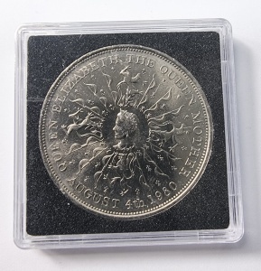 Monedă comemorativă 1 Crown 1980 – 80 de ani Regina Mamă Elisabeta – Royal Mint, Marea Britanie - Img 2