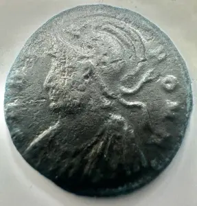 Moneda Comemorativa a orasului Roma . Batuta sub Constantine cel Mare ( 330-334 AD ).