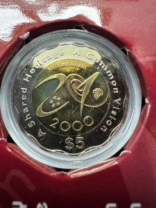 Monedă comemorativă bimetalică de 5 dolari, emisă de Singapore în anul 2000 pentru celebrarea noului mileniu. - Img 2
