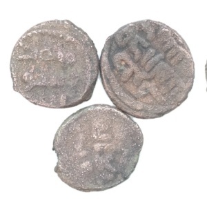 3 X monede medievale din cupru, cu inscripții arabe și simboluri specifice emisiunilor islamice. După aspect, piesele sunt posibil atribuite Hoardei de Aur, aproximativ din perioada secolelor XIII–XIV. - Img 2