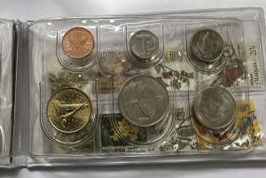 Album de colecție dedicat statelor Singapore și Malaysia, reunind 12 monede cu valori nominale diferite.