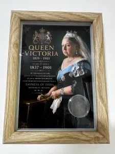 Tablou elegant, dimensiuni 14.8 x 19.8 cm, ce conține o monedă autentică din perioada reginei Queen Victoria (1837–1901), prezentată într-un design artistic inspirat din epoca victoriană britanică.