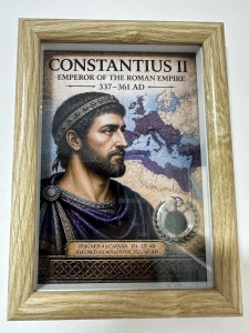 Tablou elegant, dimensiuni 14.8x 19.8 cm, ce conține o monedă autentică din timpul împăratului roman CONSTANTIUS II ( 337-361 ) prezentată într-un design artistic inspirat din stilul roman antic.