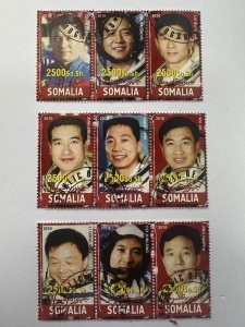 3 blocuri filatelice Somalia – Astronauți chinezi (2010). Fiecare bloc conține 3 timbre cu valoarea nominală de 2500 So. Sh.