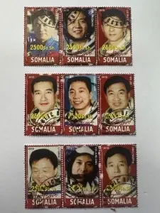 3 blocuri filatelice Somalia – Astronauți chinezi (2010). Fiecare bloc conține 3 timbre cu valoarea nominală de 2500 So. Sh.