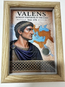 Tablou elegant, dimensiuni 14.8x 19.8 cm, ce conține o monedă autentică din timpul împăratului roman Valens ( 364-378 AD ) prezentată într-un design artistic inspirat din stilul roman antic.