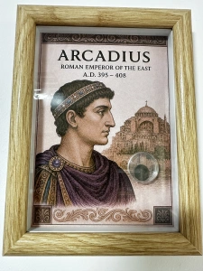 Tablou elegant, dimensiuni 14.8x 19.8 cm, ce conține o monedă autentică din timpul împăratului roman ARCADIUS ( 395-408 ) prezentată într-un design artistic inspirat din stilul roman antic.