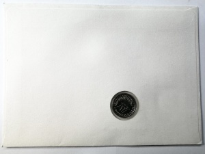 Gabon 1990 – Plic filatelico-numismatic Albert Schweitzer + monedă 50 Francs necirculată (UNC) + timbru ștampilat Lambaréné - Img 2