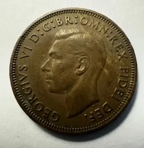 Tablou elegant, dimensiuni 14.8 x 19.8 cm, ce conține o monedă autentică din perioada regelui George VI (1936–1952), prezentată într-un design artistic inspirat din perioada Imperiului Britanic . - Img 2