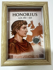 Tablou elegant, dimensiuni 14.8 x 19.8 cm, ce conține o monedă autentică din timpul împăratului roman HONORIUS ( 393-423 ) , prezentată într-un design artistic inspirat din stilul roman antic.