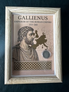 Tablou elegant, dimensiuni 14.8 x 19.8 cm, ce conține o monedă autentică din timpul împăratului roman GALLIENUS ( 253-268 ) prezentată într-un design artistic inspirat din stilul roman antic.