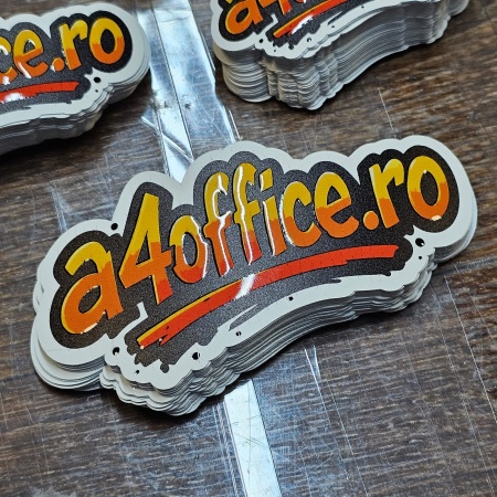 Etichete adezive personalizate 3D 10x10cm decupat pe autocolant alb