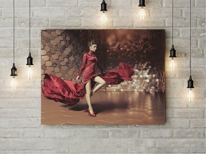 Tablou Canvas The Lady In Red - Img 2