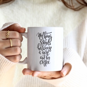 Cana cu Mesaj Nothing Stands Between A Girl And Her Coffee