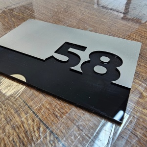 Numar de apartament 2 straturi argintiu si negru suprapus - Img 4