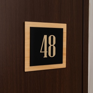 Numar de apartament 2 straturi lemn si negru suprapus - Img 7
