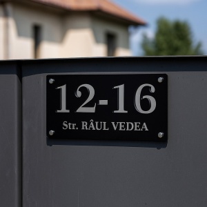 Numar de casa personalizat 12x24cm dublustrat cu distantieri