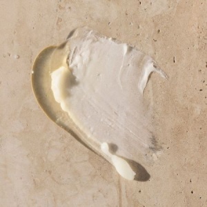 Lumanare pentru masaj cu eucalipt si lemn de santal Burn no.3, 113.3 g, Maude - Img 3
