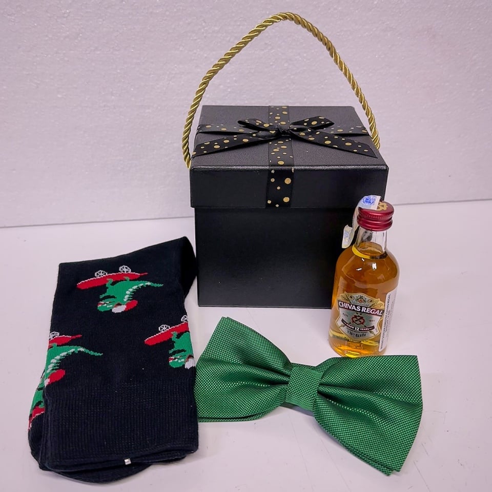 Cadou Secret Santa pentru barbati, sosete cu tematica Craciun, papion asortat si Whiskey Chivas Regal 50ml, Verde