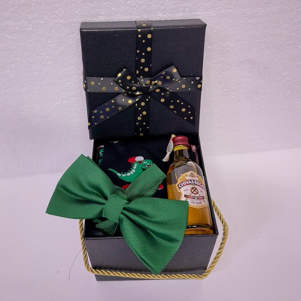 Cadou Secret Santa pentru barbati, sosete cu tematica Craciun, papion asortat si Whiskey Chivas Regal 50ml, Verde - 1 | YEO