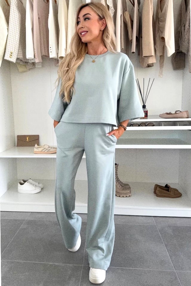 Costum de zi Noemia, cu pantaloni Large evazati si bluza supradimensionata, Albastru pastel