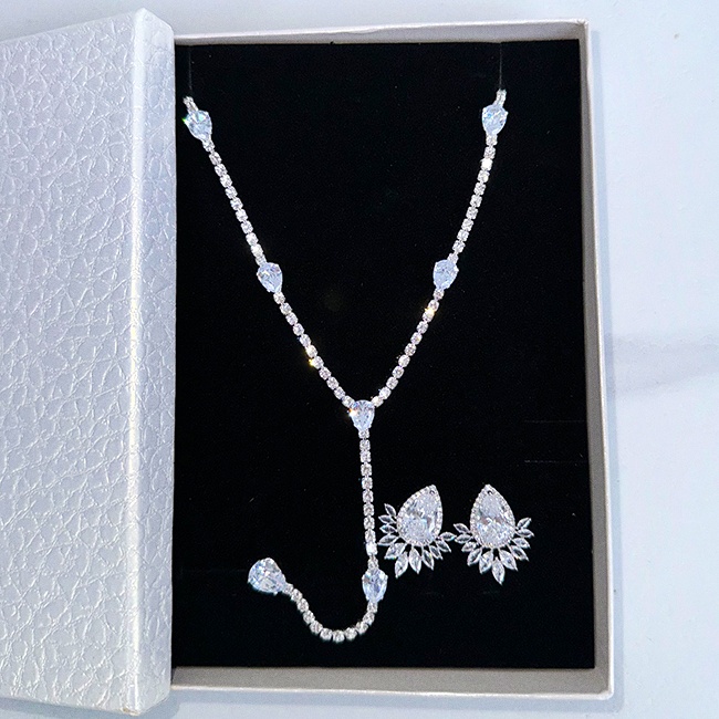 Set accesorii Feeling, lantisor cu cristale din zirconiu si cercei, in cutie eleganta, Argintiu - 2 | YEO