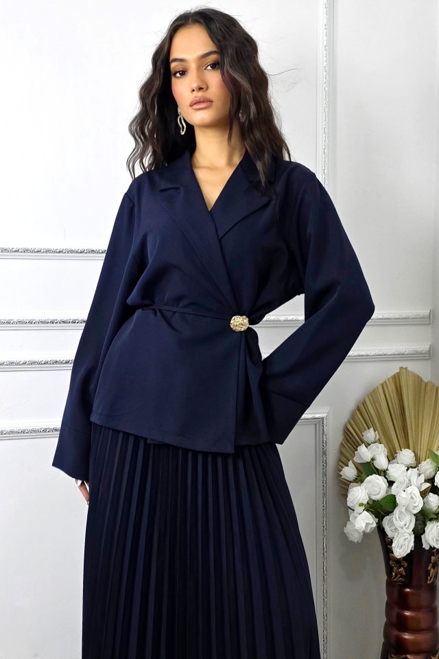 Costum elegant cu brosa LUNIS, fusta plisata si sacou , Bleumarin, Marime S/M/L - 2 | YEO