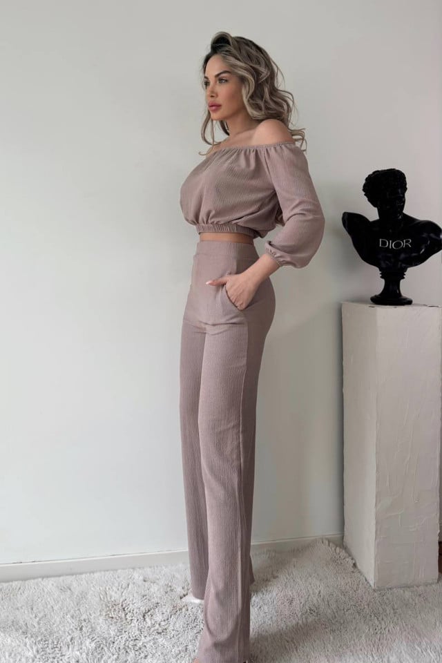 Compleu elegant Alegria, bluza crop cu decolteu elastic pe umeri si pantaloni reiati, evazati, Bej - 1 | YEO