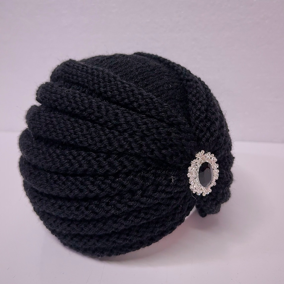 Caciula stil turban NIDEH, cu brosa si textura tricotata, Negru - 1 | YEO