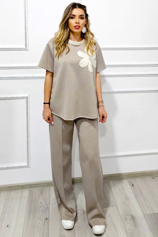 Compleu de zi CRYSSA, cu bluza oversize, floare aplicata si cristale, pantaloni Large, Cappuccino, Marime S/M/L - 2 | YEO