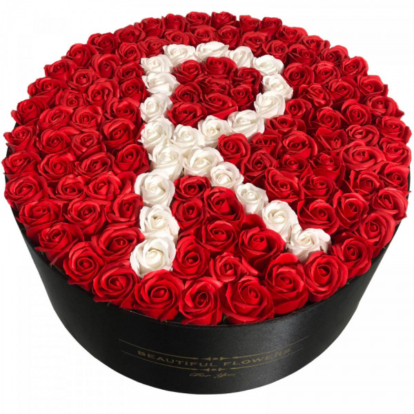 Aranjament floral personalizat cu litera cutie rotunda neagra cu 101 trandafiri de sapun