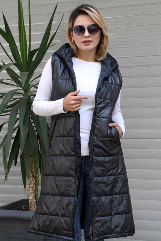 Vesta matlasata, lunga, Melania, cu gluga si croiala usor cambrata, Negru